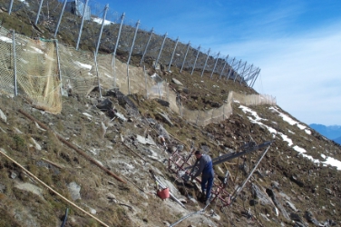 Seit Jahrhunderten bedroht die Eberhöfer-Lawine das Martelltal; sie bricht zwischen den Wänden der Weißwandspitze und dem Göflaner Schartl ab. Zu den Schutzmaßnahmen gehören auch Schneenetze; das Bild entstand 2007.