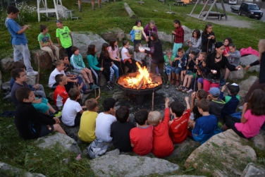 In geselliger Runde um ein Lagerfeuer konnten die Kinder beider Sprachgruppen Freundschaften schließen. Foto: LPA/Erlebnisschule