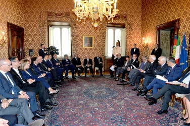 Staatspräsident Mattarella lud die Regierungschefs von Regionen und Ländern in den Quirinalspalast.