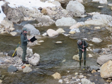 Damit Fließgewässer ihre natürlichen Funktionen erfüllen können, braucht es unterhalb von Wasserentnahmen ausreichend Wasser in Fluss- und Bachbetten. Die Kontrolle wird regelmäßig von Förstern durchgeführt.