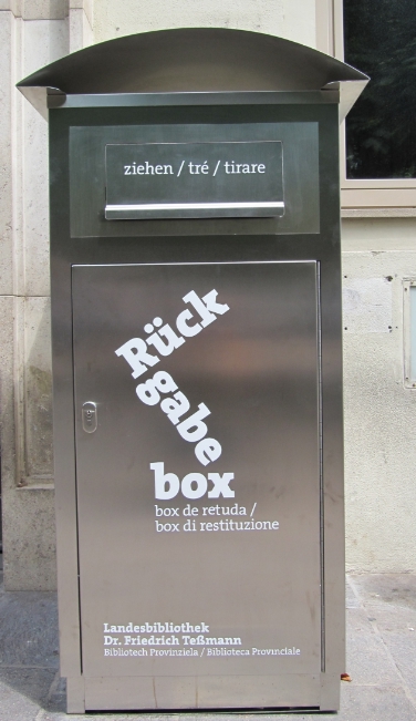 Bücher können auch bei geschlossener Bibliothek über diese Box zurückgegeben werden.