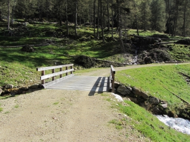 Falls für den Bau einer Straße um Landesgelder angesucht wird, gelten notifizierte Beitragskriterien.