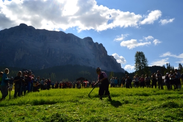 Das Dolomites Unesco LabFest 2014 stand im Zeichen der "Mahd" und lockte zahlreiche Besucher an.