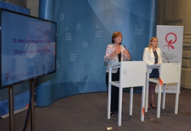 Landesrätin Stocker (l.) und Präsidentin Oberhammer (r.) stellten die Initiativen anlässlich "25 Jahre Landesbeirat für Chancengleichheit für Frauen" vor.