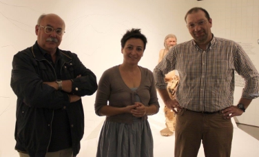 Übergabe bei Ötzis Konservierung 2016: (v.l.n.r.) Eduard Egarter Vigl, Angelika Fleckinger, Oliver Peschel (© Südtiroler Archäologiemuseum)