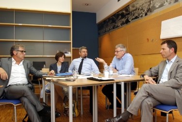 Eine einheitliche IT-Steuerung, das ist das gemeinsame Ziel von IT-Landesrätin Deeg, Generaldirektor Staffler, Sanitätsdirektor Schael, Generalsekretär Steiner von der Region, Gemeindeverbandsdirektor Schatzer - Foto: LPA/mb