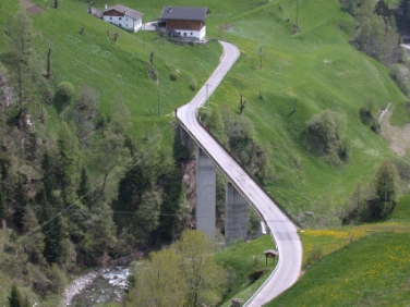 An der Brücke Rabenstein an der Landesstraße 112 in der Gemeinde Moos in Passeier werden umfangreiche Erneuerungsarbeiten durchgeführt.