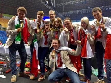 Die Südtiroler Medaillengewinner mit Landesrat Philipp Achammer bei den Worldskills in São Paulo