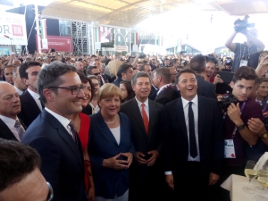 LH Arno Kompatscher mit Angela Merkel und Matteo Renzi am Südtirol-Stand. Foto: LPA.