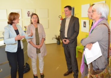 Die beiden Soziallandesrätinnen Martha Stocker und Christine Baur haben am heutigen Freitag die Anlaufstelle für Flüchtlinge am Brenner besucht.