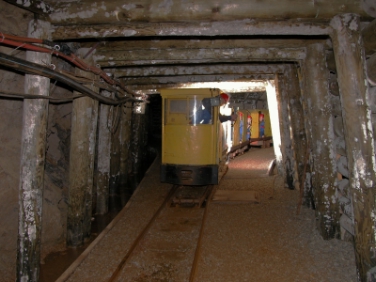 Mit der Grubenbahn weit in den Berg hinein (FOTO: Landesabteilung Museen)