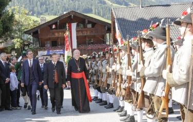 Von links LH Arno Kompatscher, LH Günther Platter, Erzbischof Christoph Schönborn sowie hinten LR Mauro Gilmozzi und Bundesminister Andrä Rupprechter beim Abschreiten der Front der Schützenkompanie Alpbach. Foto: Land Tirol.