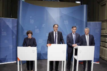 Landesrätin Waltraud Deeg, Landeshauptmann Arno Kompatscher sowie Landtagspräsident Thomas Widmann und dessen Vize Roberto Bizzo (von links nach rechts). Foto: LPA/mb.