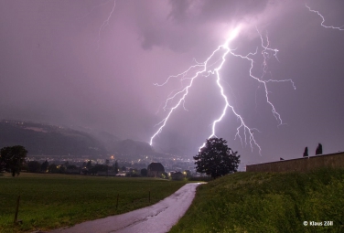 Ein Sommer der Rekorde klingt heute aus: Er war nicht nur ungewöhnlich heiß, sondern brachte auch außerordentlich viele Blitze (im Bild über Brixen) mit sich.