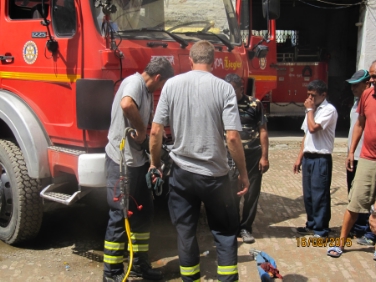 Die Feuerwehr Bozen bei der Beratung zur Verwendung der Feuerwehrfahrzeuge und Ausrüstung, welche im Rahmen vergangener Hilfsprojekte den Kollegen in Kathmandu geliefert wurden