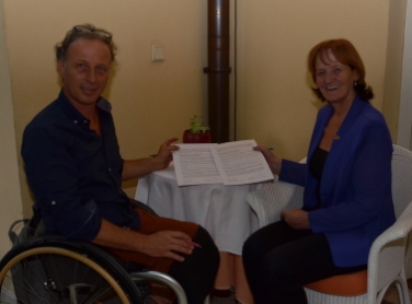Präsident Martin Telser und Landesrätin Martha Stocker haben ein Einvernehmensprotokoll zur Beteiligung und Mitsprache an der Entwicklung der Gesundheits- und Sozialpolitik des Landes geschlossen.