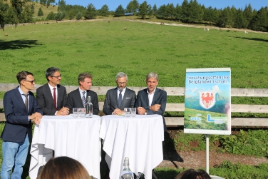 Forschungsoffensive Berglandwirtschaft vorgestellt (v.re.): Landesrat Schuler, Laimburg-Direktor Oberhuber, Uni-Präsident Bergmeister, Landeshauptmann Kompatscher, Uni-Direktor Günther Mathà.