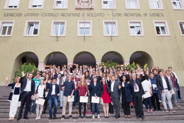 Die ausgezeichneten Maturantinnen und Maturanten mit Landeshauptmann Kompatscher und den Landesräten Achammer, Mussner sowie Tommasini. Foto: LPA/ohn