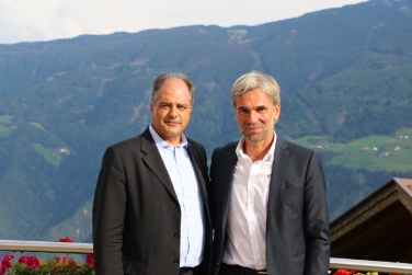 Fenster zur Südtiroler Landwirtschaft geöffnet: Landesrat Schuler (re.) mit Staatssekretär Castiglione.