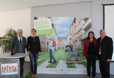 Auf Zebrastreifen haben Fußgänger Vorrang: Valentino Pagani, Barbara Siri, Paula Maria Ladstätter und LR Florian Mussner (FOTO:LPA/Roman Clara)