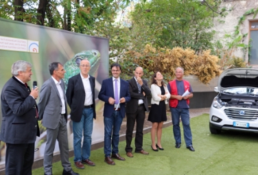 Bei der Eröffnung der Sonderschau „Wasserstoff und Zukunft“: LR Florian Mussner, LR Richard Theiner, Roland Psenner, Vito Zingerle, Martin Gallmetzer, Monika Lintner und Benno Baumgarten (FOTO:LPA/Roman Clara)