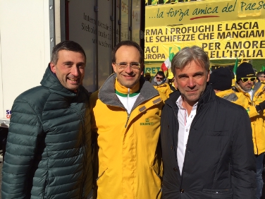 Im direkten Gespräch mit den Landwirten (v.re.): Agrarlandesrat Schuler, Coldiretti-Vorsitzender Roberto Moncalvo, Trentiner Landesrat Michele Dallapiccola.