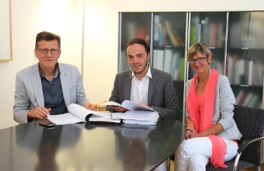 (v.l.n.r.) Schulamtsleiter Peter Höllrigl, Bildungslandesrat Philipp Achammer und die Leiterin der Evaluationsstelle, Urusla Pulyer. Foto: LPA/Ingo Dejaco