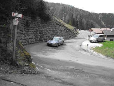 Neuralgische Stelle der Staatsstraße nach Plan de Gralba: Die Kehre in der Örtlichkeit Merch muss dringend verbreitert werden (FOTO: Landesamt Amt für Straßenbau Mitte-Süd)