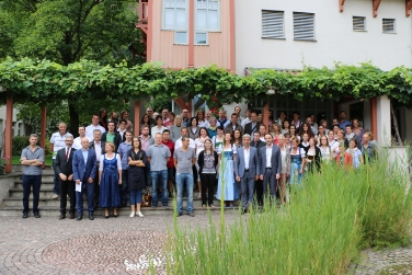 Abschluss mit Diplom: Gruppenbild mit Landesräten Achammer und Schuler (7. und 8. v.re.), Laimburg-Direktor Oberhuber und Fachschuldirektor Mair (2. und 3. v.li.).