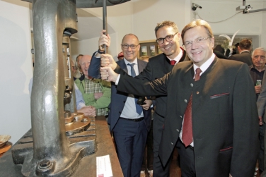 Anlässlich des Euregio-Fests öffnete das Museum Münze Hall seine Türen. Die drei Landeshauptleute nutzten die Gelegenheit und prägten gemeinsam mit zahlreichen Besuchenden eine Euregio-Münze. Foto: Land Tirol/Frischauf