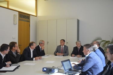 Verkehr auf den Dolomitenpässen: die Landesräte Richard Theiner und Florian Mussner im Gespräch mit den Bürgermeistern der ladinischen Täler.
