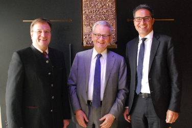 Der Tiroler Landeshauptmann Günther Platter (l.) und LH Arno Kompatscher (Südtirol) begrüßten EU-Generaldirektor Walter Deffaa (Mitte) in Innsbruck.