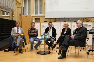 Diskussionsrunde zum Tag der ladinischen Kultur (v.l.): Erwin Frenes (RAI Ladinia), Iaco Rigo (Usc di Ladins), der Moderator Diego Clara, Alexia Demez (BLS) und Landesrat Florian Mussner. (Foto: LPA/rc)