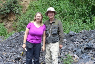 Die Südtiroler Paläontologin Evelyn Kustatscher mit Paläontologie-Professor Zhou Feng und chinesischen Studenten