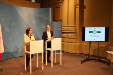 Landesrat Philipp Achammer (r.) und Direktorin Rolanda Tschugguel (l.) haben heute Neuheiten im Bereich der MINT-Initiative vorgestellt. Foto: LPA/me