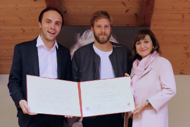 Der Tiroler Künstler Oliver Laric ist der Träger des diesjährigen Paul-Flora-Preises. Kulturlandesrat Philipp Achammer und seine Nordtiroler Amtskollegin Beate Palfrader haben ihm heute den Preis überreicht. Foto: LPA/Alexandra Pan