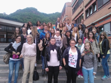 Schülerinnen und Schüler der Landesberufsschule "Tschuggmall" aus Brixen besuchen zurzeit den Unterricht an der italienischen Landesberufsschule "Einaudi" in Bozen.