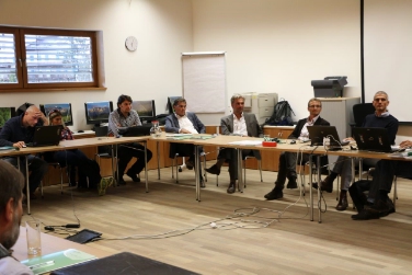 Wiso-Plattform-Tagung in der Forstschule Latemar (v.re.): Vorsitzender Fattori, Amtsdirektor Agreiter, Landesrat Schuler, Abteilungsdirektor Profanter, Wildbiologe Paolo Molinari.