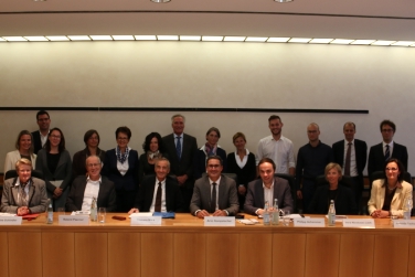 Der Kontaktausschuss zwischen den Ländern Tirol und Südtirol, der Uni Innsbruck und den Südtiroler Hochschülern ist heute im Sitzungssaal der Landesregierung zusammengetroffen - Foto: LPA/mb