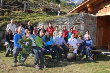 Erfolgreicher Abschluss: 17 angehende Sennerinnen und Senner erhielten ihre Lehrgangs-Zertifikate auf der Unterrieser-Alm in Rein (Gemeinde Sand in Taufers).