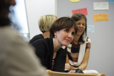 LRin Deeg tritt in Dialog mit dem Kindergartenpersonal./LPA kl