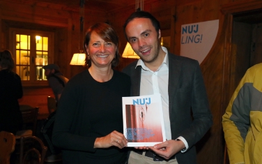 Landesrat Philipp Achammer (r.) mit Alexandra Pan vom Amt für Kultur des Landes bei der Vorstellung der Zeitschrift für junge Kultur in Südtirol "NUJ". Foto: LPA/Ingo Dejaco