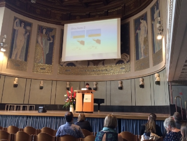 Maria Vittoria Habicher bei ihrem Vortrag über die gesundheitliche Vorsorgeplanung und Patientenverfügung in Südtirol sowie über das Vinschger Pilotprojekt.