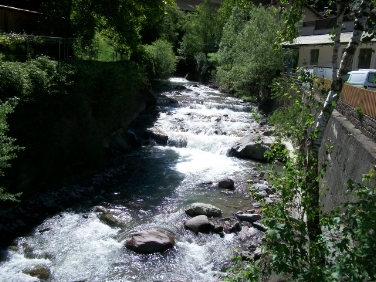 Im Grödnerbach werden Sperren zurückgebaut; damit wird die Fischpassierbarkeit erhöht.
