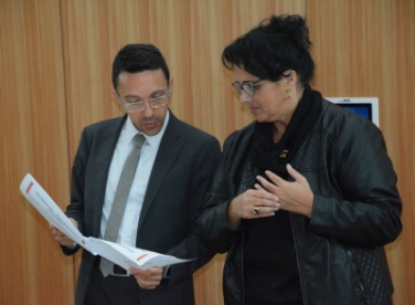 Landesrat Christian Tomasini (l.) und Schulamtsleiterin Nicoletta Minnei (r.)