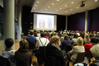An die 100 Teilnehmerinnen und Teilnehmer waren zur Euregio-Tagung zum Thema Sprachvielfalt gekommen. Foto: EURAC/Armin Gluderer