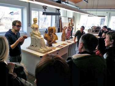 Grundlehrgang Museumsarbeit Modul 4 "Der Stoff aus dem die Objekte sind": Die Teilnehmenden besuchen die Restaurierungswerkstätte Pescoller in Bruneck