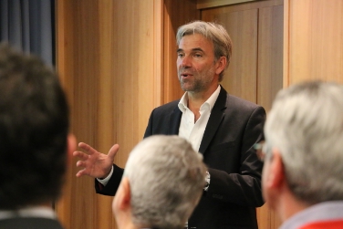 Apfel-Fit: Landesrat Arnold Schuler bei der Vorstellung der Forschungsergebnisse gestern in Terlan - Foto: LPA/Rene Tumler