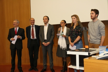 (v.l.n.r.) Michl Ebner, Walter Lorenz, Landesrat Philipp Achammer, Rolanda Tschugguel (Abteilung Bildungsförderung des Landes) und zwei Schüler bei der Eröffnung der MINT-Tagung. Foto: LPA/me