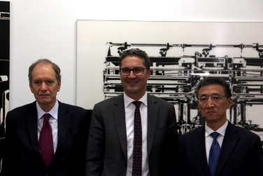 Landeshauptmann Kompatscher mit dem Spitzenvertreter der chinesischen Botschaft, Cao Jianye, und dem ehemaligen Botschafter Italiens in China, Alberto Bradanini - Foto: LPA/mb
